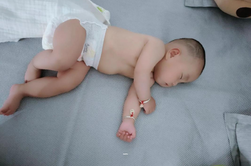 黔西南宝宝胳膊上起红疙瘩
